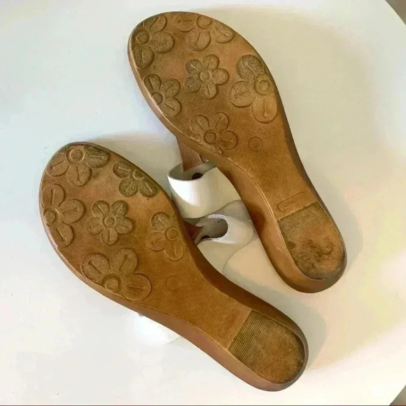 Nine West tan and white thong sandals - Picture 3 of 3